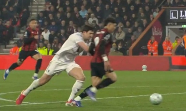 Cận cảnh tình huống Harry Maguire phạm lỗi dẫn đến thẻ đỏ và quả phạt đền.