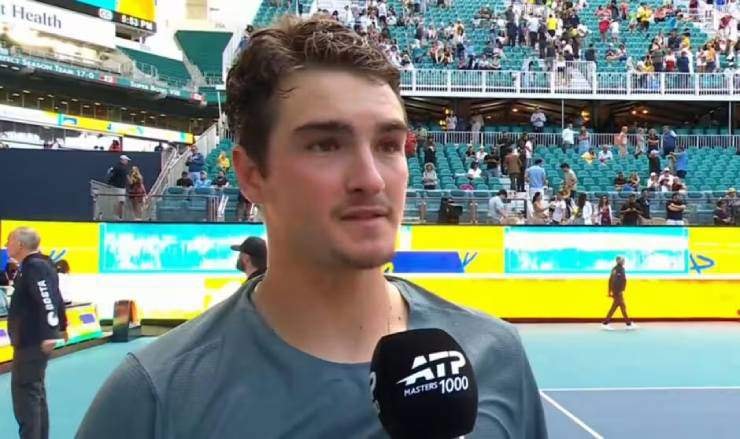 Joao Fonseca chuẩn bị cho trận đấu với Carlos Alcaraz tại Miami Open 2026.