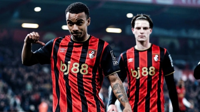 Junior Kroupi dứt điểm hiểm hóc gỡ hòa cho Bournemouth trong những phút cuối.