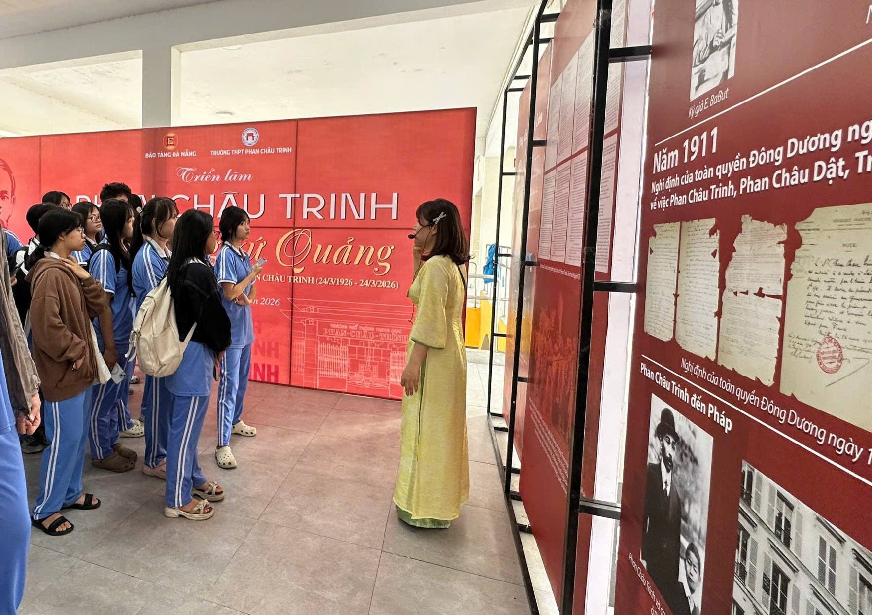 rưng bày tư liệu, sách báo tưởng nhớ nhà chí sĩ yêu nước Phan Châu Trinh. Ảnh: DŨNG CƯỜNG