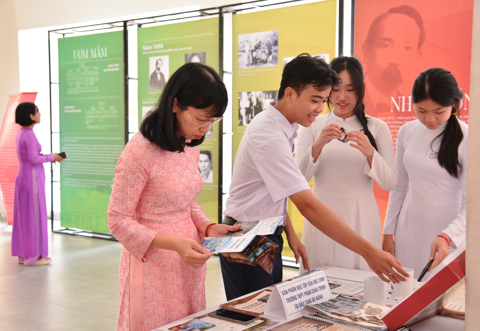 Thư viện Đtrưng bày tư liệu, sách báo tưởng nhớ nhà chí sĩ yêu nước Phan Châu Trinh. Ảnh: DŨNG CƯỜNG