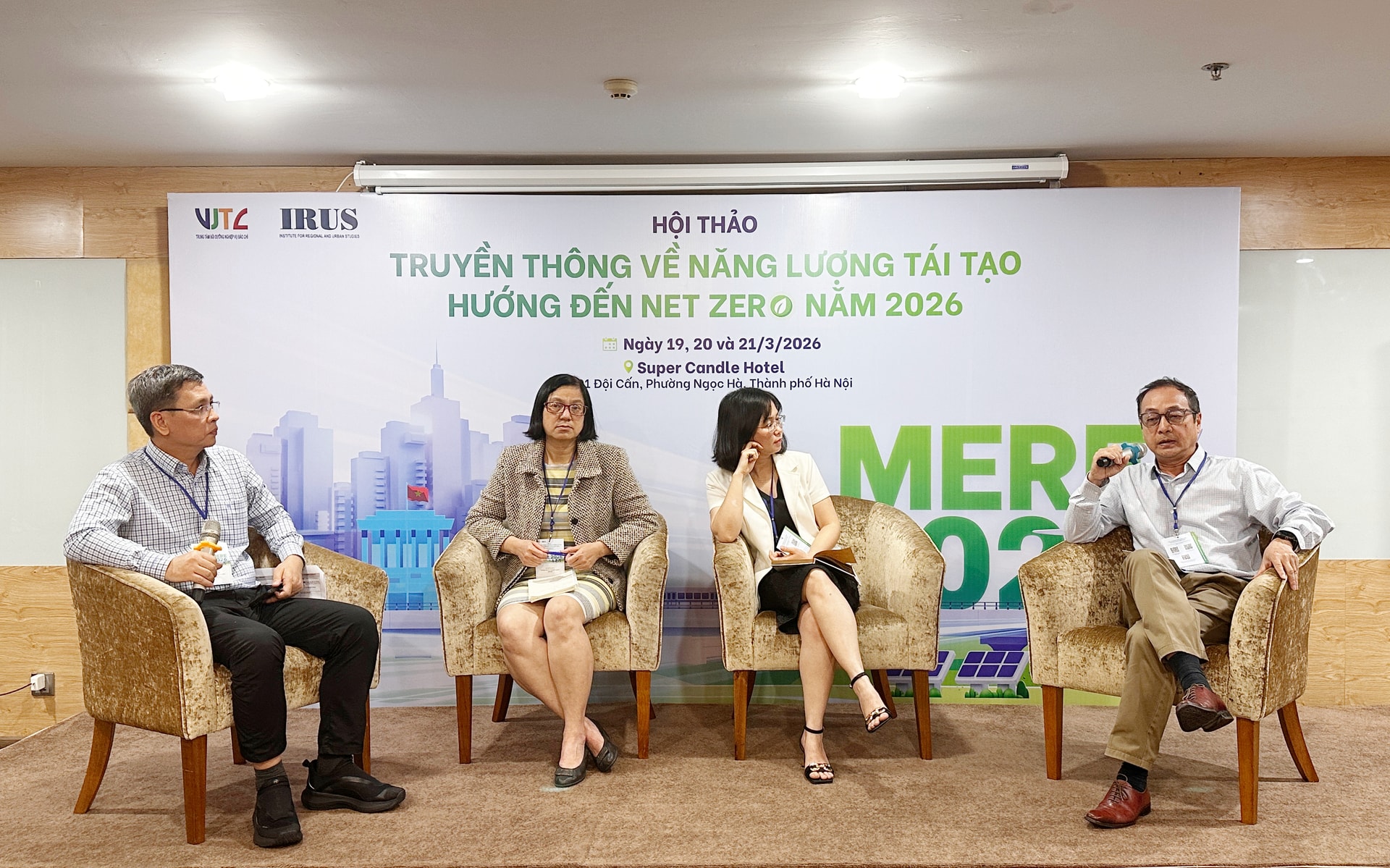 Các diễn giả, chuyên gia chia sẻ về những nội dung liên quan đến năng lượng tái tạo và cách tiếp cận của báo chí, truyền thông. Ảnh: PHAN VINH