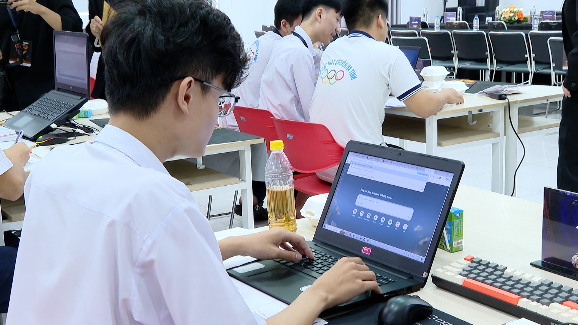 huy6575.mxf.23_47_47_10.still001.jpg