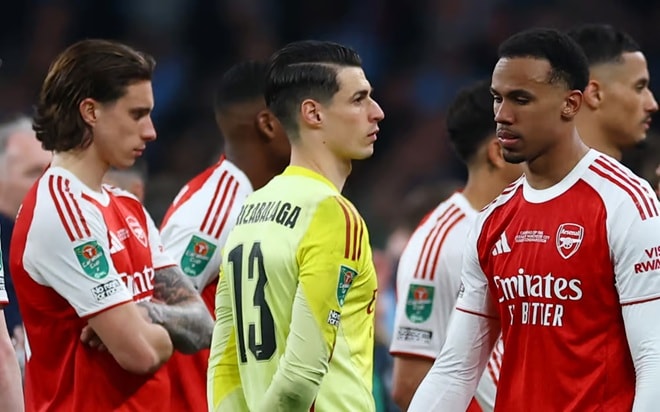 Arsenal chính thức tan thành giấc mơ giành cú ăn bốn sau trận thua tại chung kết.