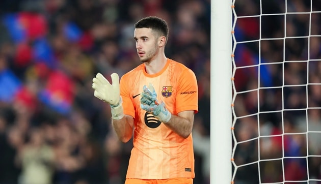 Thủ môn Joan Garcia ăn mừng chiến thắng cùng Barcelona.