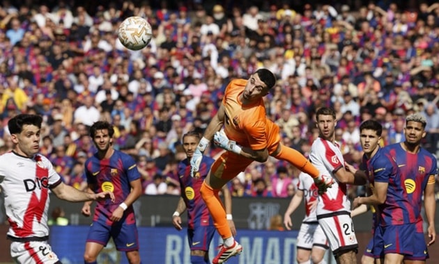 Joan Garcia thực hiện pha cứu thua cho Barcelona trước Rayo Vallecano.