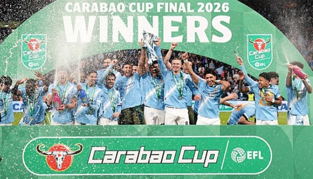Các cầu thủ Manchester City nâng cao cúp vô địch League Cup lần thứ 5 dưới thời Pep Guardiola.