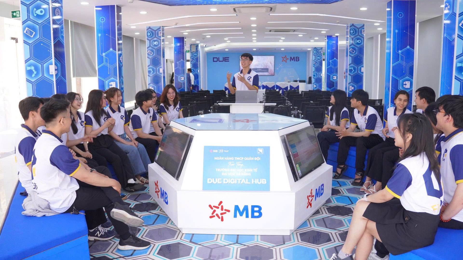 Sinh viên trải nghiệm các tiện ích tại Không gian sáng tạo số trong khuôn viên Trường Đại học Kinh tế - Đại học Đà Nẵng. Ảnh: Đ