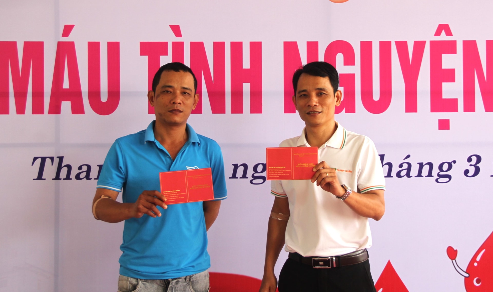 برادران دوقلوی دونگ توان ویت (راست) و دونگ خان ویت در اهدای داوطلبانه خون شرکت می‌کنند. عکس: لام فونگ