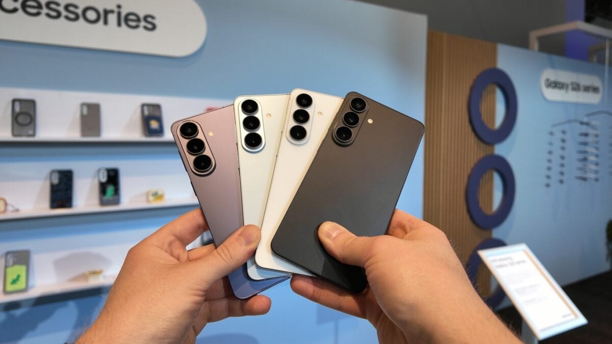 Cận cảnh mặt lưng và linh kiện của Galaxy S26 trong bài thử nghiệm