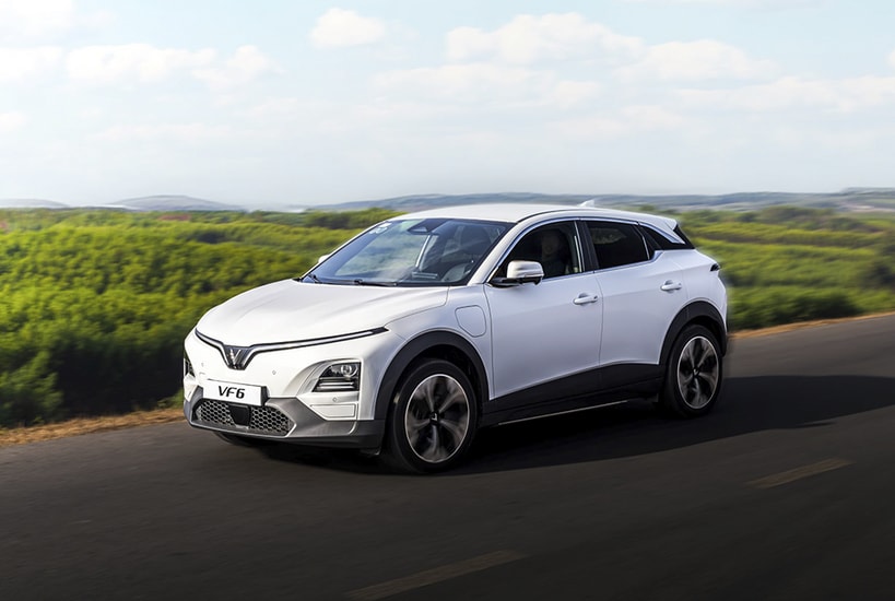 VinFast VF 6 di chuyển trên đường