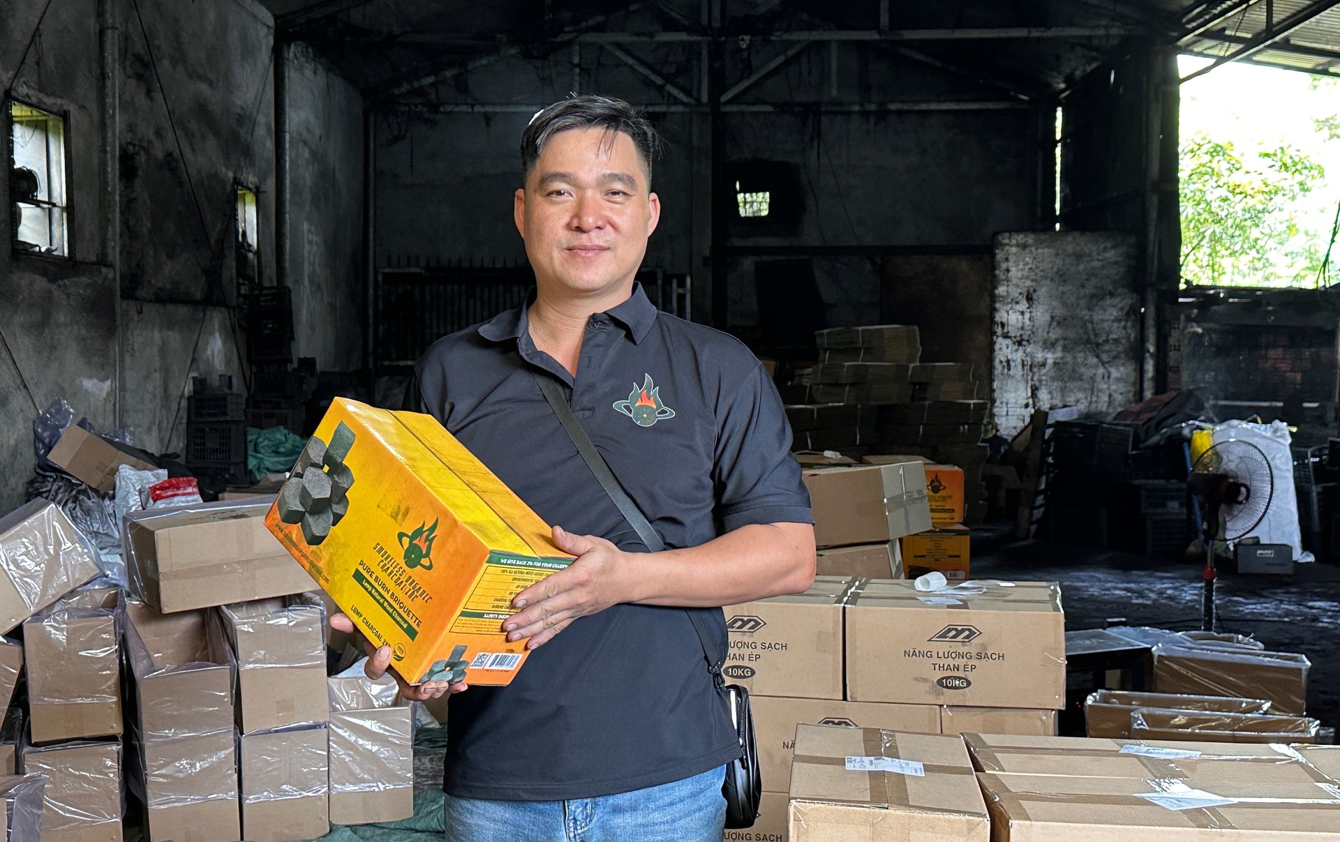 1,000 वर्ग मीटर से अधिक क्षेत्र में फैले एक उत्पादन कार्यशाला से, श्री गुयेन क्वांग नाम ने मध्य पूर्व, दक्षिण कोरिया, यूरोप और अन्य देशों में बायोमास चारकोल उत्पादों का सफलतापूर्वक निर्यात किया है।