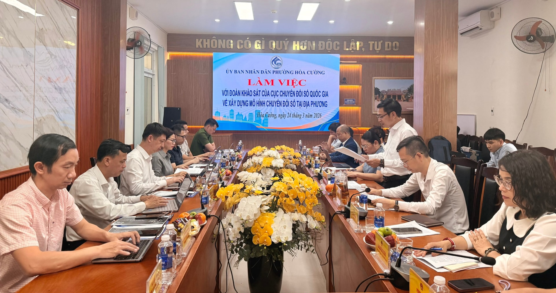 Quang cảnh buổi làm việc của đoàn khảo sát Cục Chuyển đổi số quốc gia (Bộ Khoa học và Công nghệ) với UBND phường Hòa Cường (TP Đà Nẵng). Ảnh: DIỄM HƯƠNG - QUANG PHI