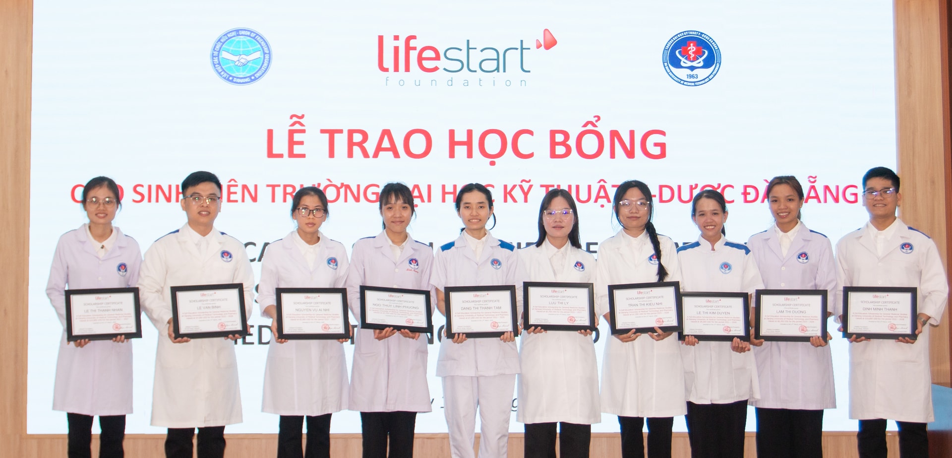 3. Mười SV ĐH KTYD ĐN nhận học bổng Lifestart Foundation