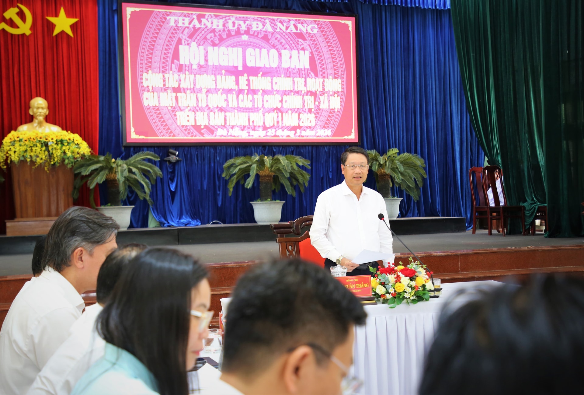 Phó Bí thư Thành ủy Ngô Xuân Thắng chủ trì hội nghị. Ảnh: ALĂNG NGƯỚC