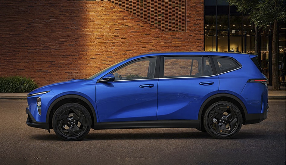 Khách hàng trải nghiệm thực tế xe VinFast VF MPV 7 tại sự kiện