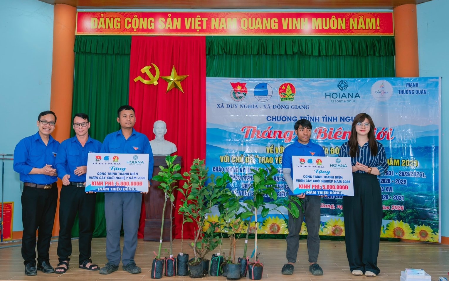 trao-cay-giong-khoi-nghiep-cho-thanh-nien(1).jpg