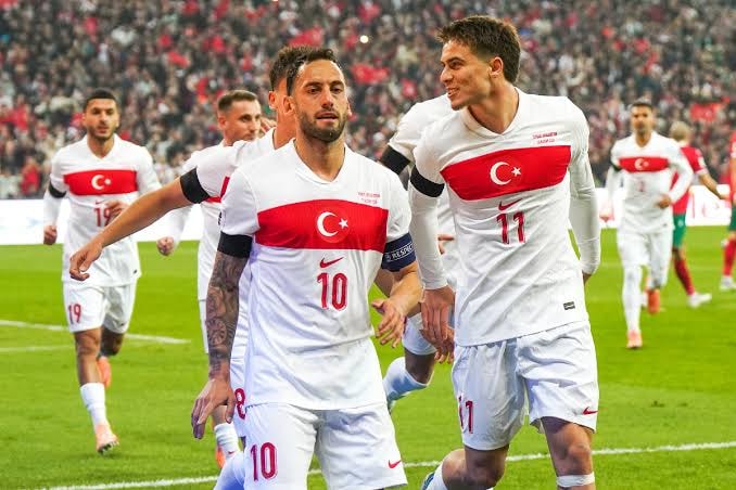 Các cầu thủ Romania tập luyện dưới sự chỉ đạo của HLV Lucescu.