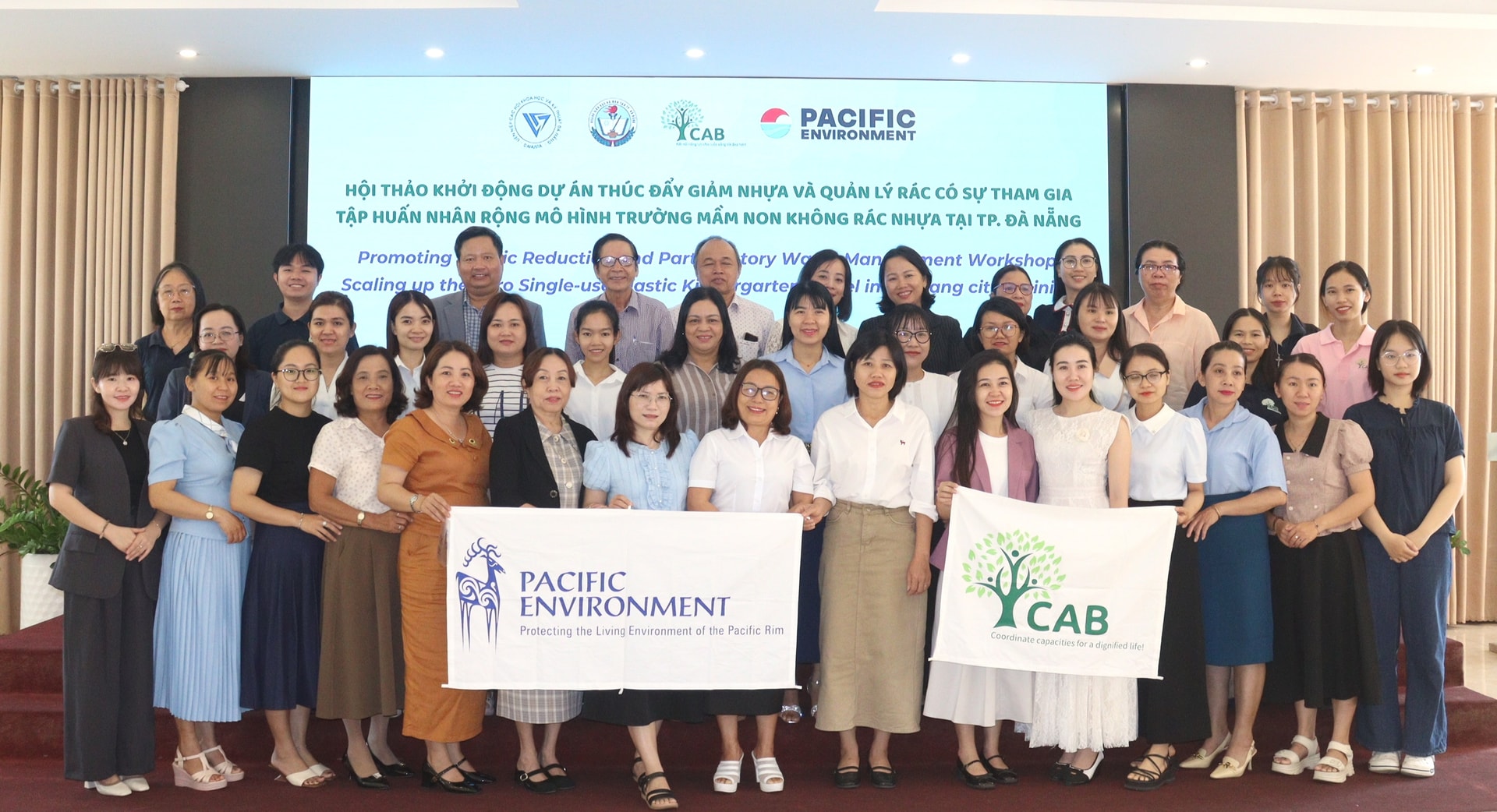 Các đại biểu tham gia khởi động dự án và tập huấn thực hiện mô hình trường mầm non không rác thải nhựa. Ảnh: HOÀNG HIỆP