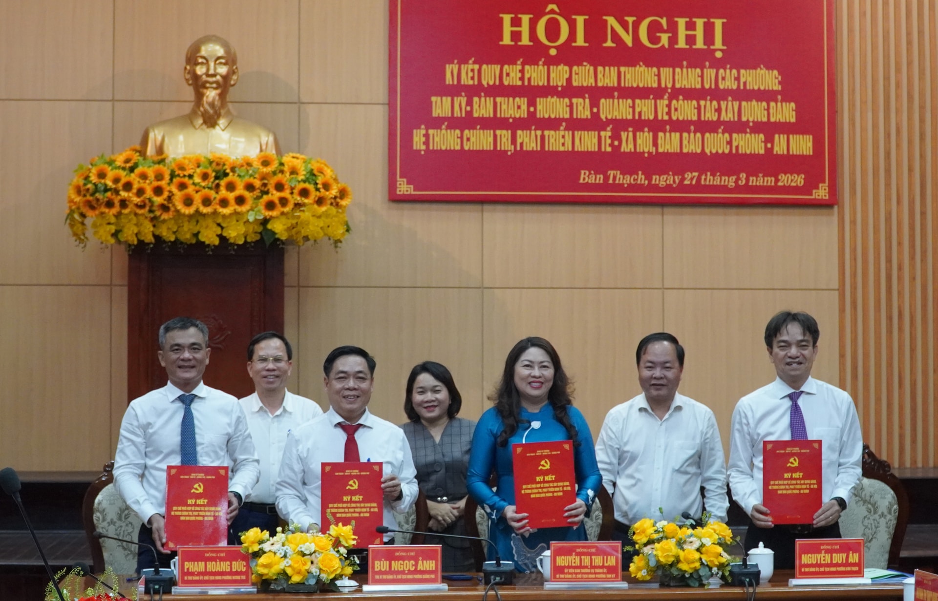 Đại diện lãnh đạo Ban Thường vụ Đảng ủy 4 phường Tam Kỳ - Bàn Thạch - Hương Trà - Quảng Phú thưcký kết quy chế phối hợp chiều ngày 27/3. Ảnh: N.ĐOAN