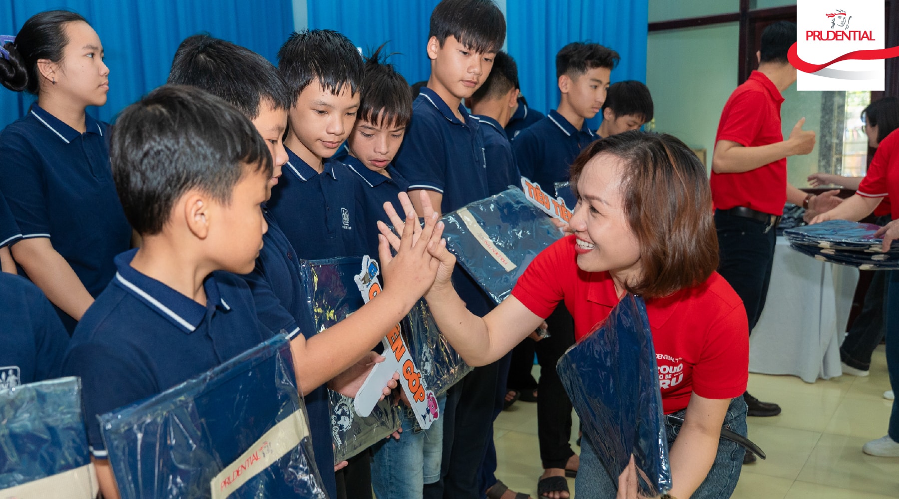 Đại diện Prudential Việt Nam phát quà gửi tặng các em học sinh