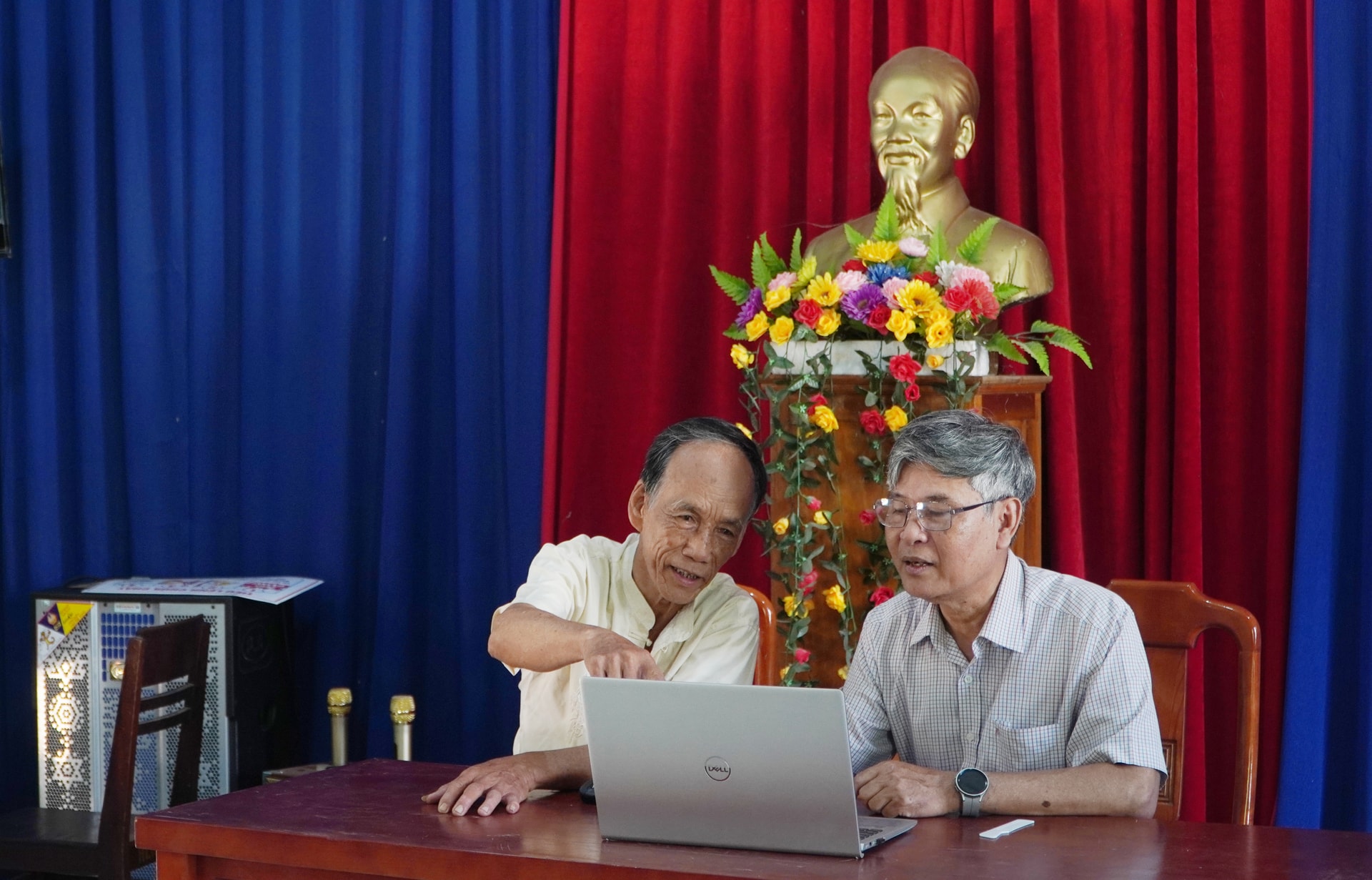 Đảng viên lớn tuổi ở cơ sở phải thường xuyên cập nhật công nghệ thông tin để không bỏ lỡ những công văn từ cấp trên
