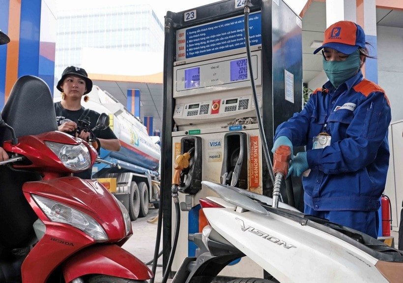 Cùng với những chính sách điều hành linh hoạt khác, việc sử dụng công cụ thuế lần này là biện pháp hữu hiệu để bình ổn giá xăng dầu nội địa, thể hiện sự đồng hành sát sao của Chính phủ và các bộ, ngành với cộng đồng doanh nghiệp và người dân. (Ảnh: Trần Việt /TTXVN)