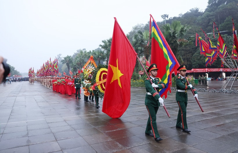 Đoàn dâng hương khởi hành lên núi Nghĩa Lĩnh trong Lễ Giỗ Tổ Hùng Vương năm 2025. (Ảnh: Quốc Khánh/TTXVN)