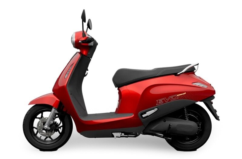 VinFast Evo Grand di chuyển trên phố