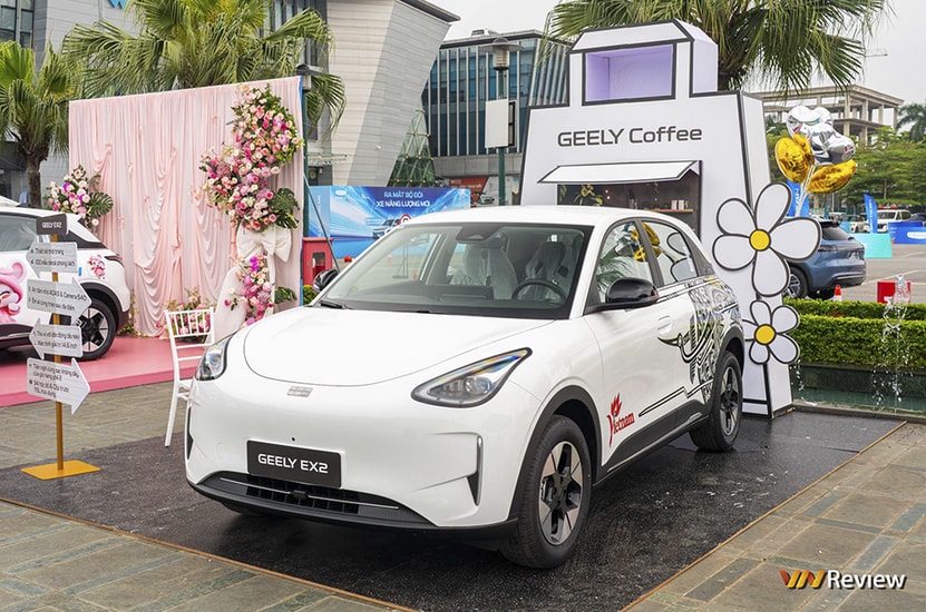 Geely EX2 phiên bản màu xanh bạc hà