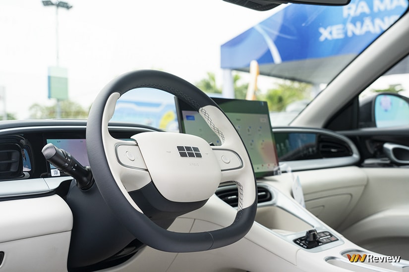 Khoang lái công nghệ trên Geely EX2