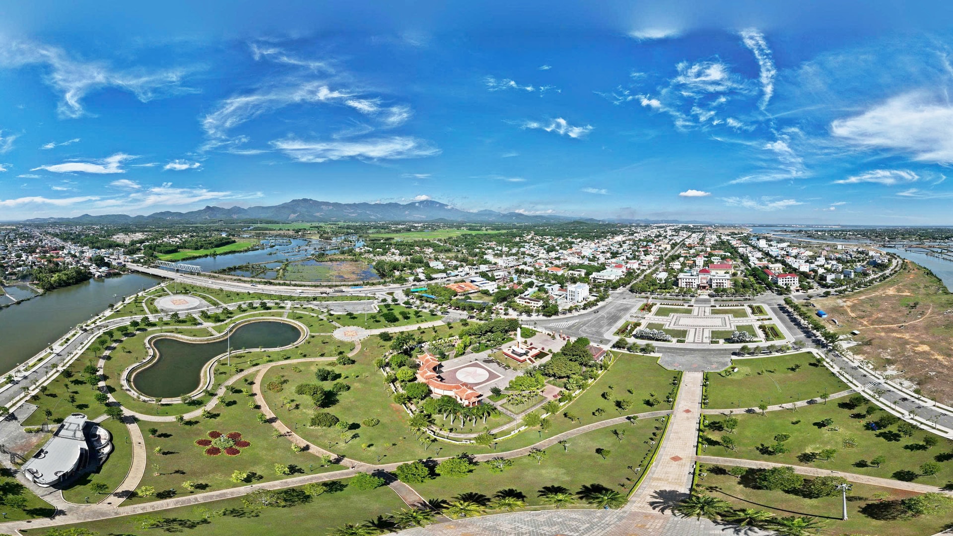 Panoramic view of the square and war memorial in Nui Thanh commune. Photo: HOAN