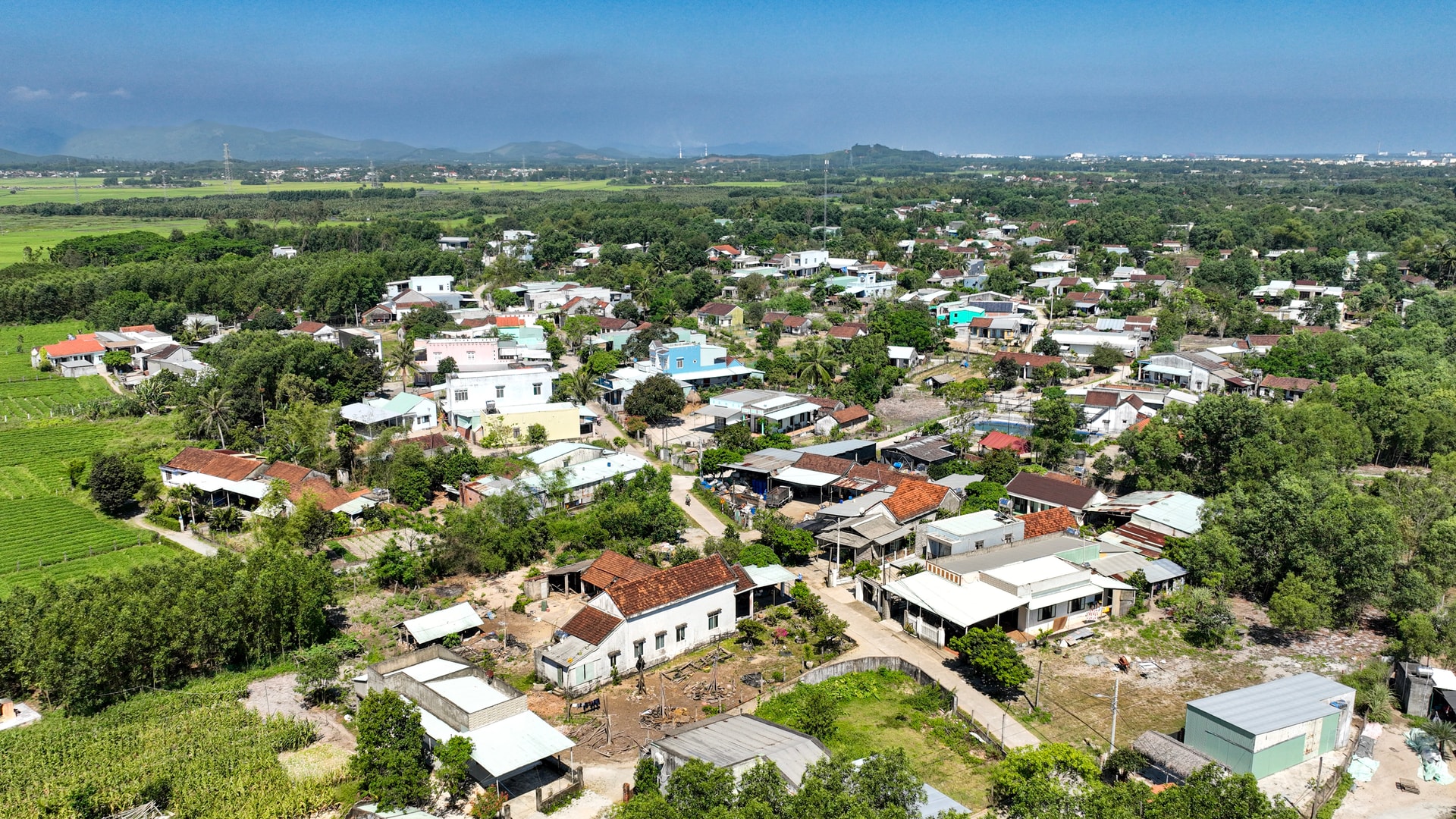 Toàn cảnh thôn nông thôn mới kiểu mẫu Tịch Tây. Ảnh: HOÀNG ĐẠO