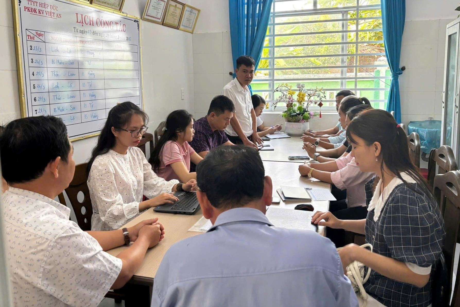 CDC Đà Nẵng giám sát, hướng dẫn việc triển khai các biện pháp phòng, chống bệnh Tay chân miệng và các bệnh truyền nhiễm tại Trung tâm y tế khu vực Hiệp Đức.