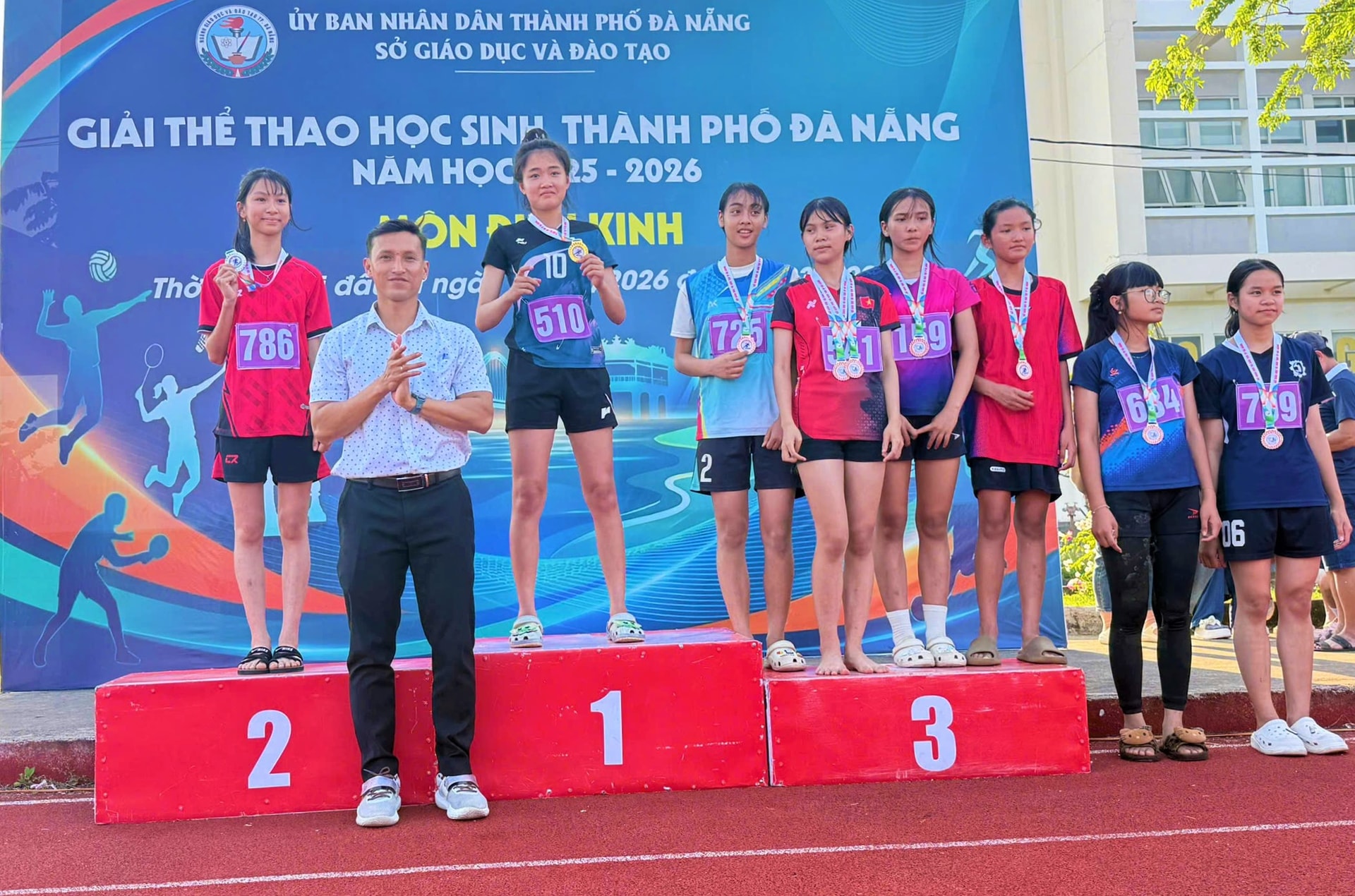 Ban tổ chức khen thưởng cho các vận động viên đạt thành tích xuất sắc. ẢNh: THÀNH DANH