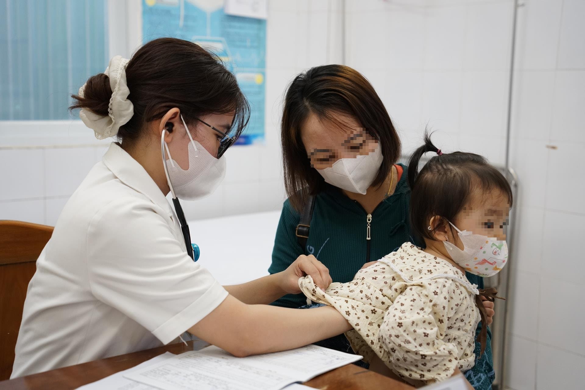 Người dân và cơ sở giáo dục chủ động nhận biết dấu hiệu bệnh và đưa trẻ đi khám kịp thời khi có biểu hiện nghi ngờ. Ảnh minh họ: DUY AN 
