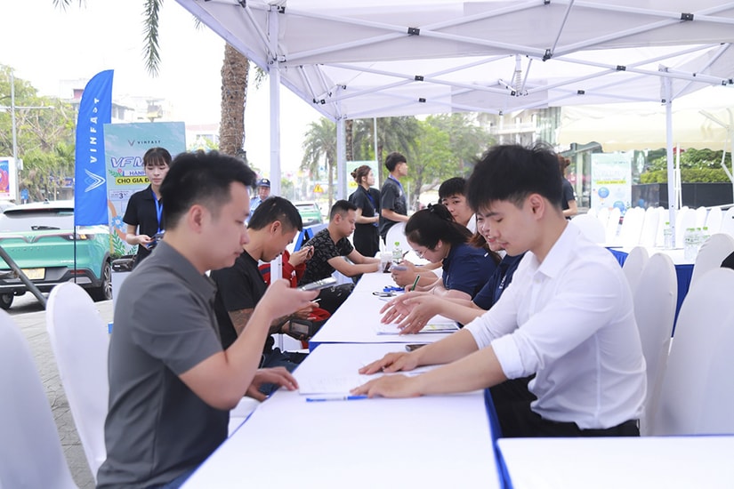 Khách hàng đăng ký lái thử xe VinFast VF MPV 7 tại Thanh Hóa