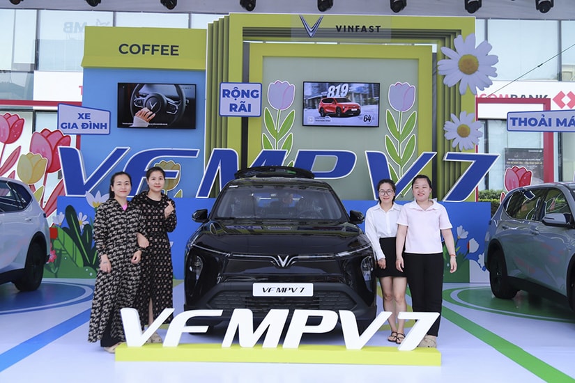 Khách hàng trải nghiệm xe VinFast VF MPV 7 tại sự kiện Thanh Hóa