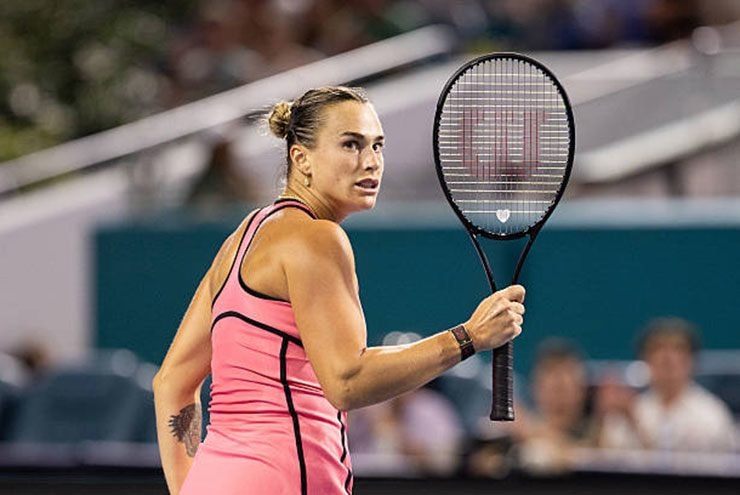 Tay vợt Aryna Sabalenka thi đấu đầy quyết tâm trong trận chung kết Miami Open
