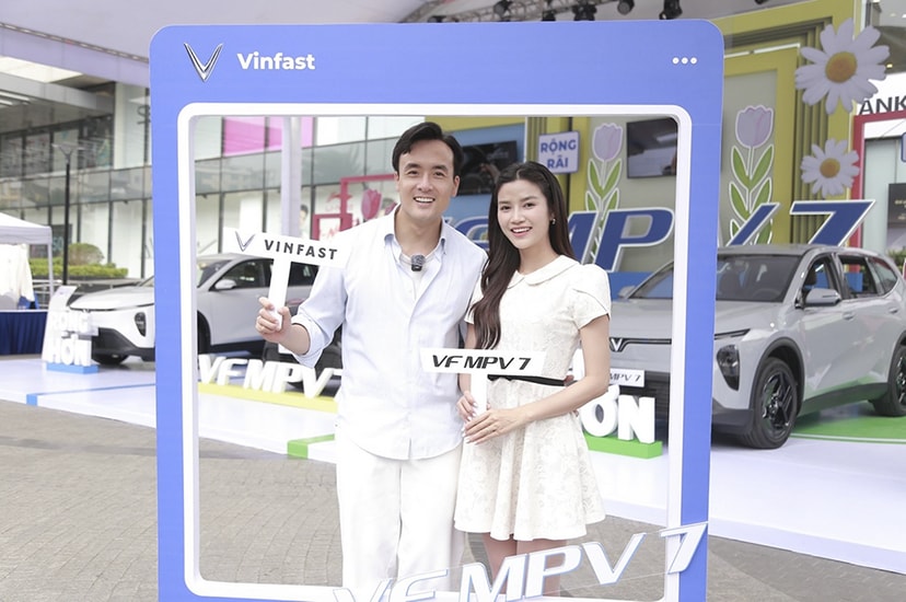Vợ chồng diễn viên Anh Tuấn Anh Đào trải nghiệm nội thất VF MPV 7