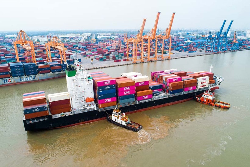 Bốc xếp hàng hóa container tại một cảng biển Việt Nam. (Ảnh: Việt Hùng/Vietnam+)