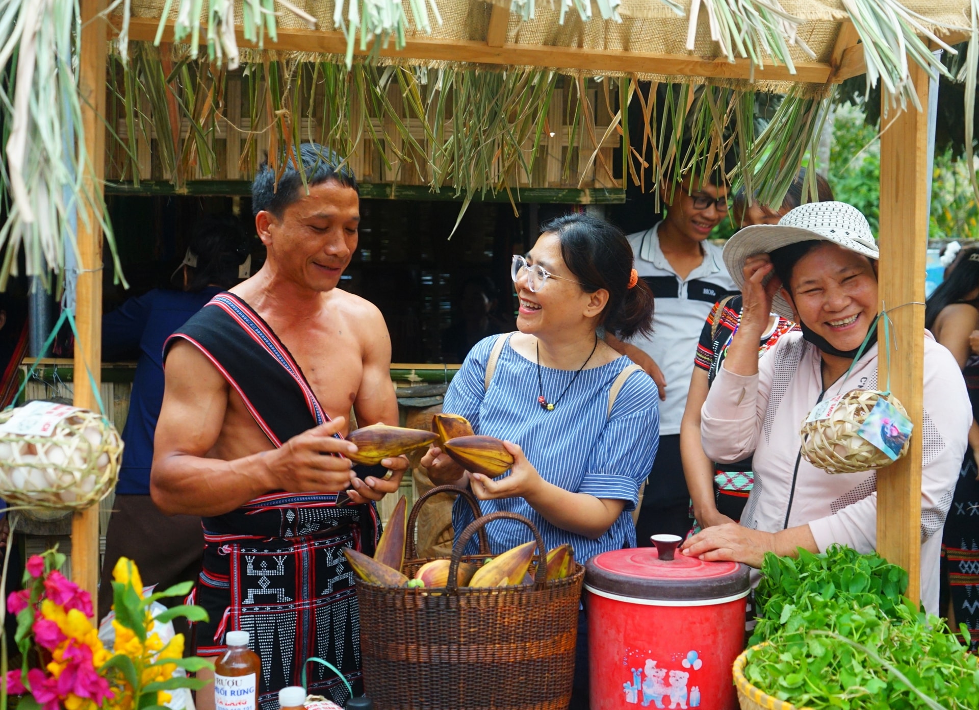 Orang Co Tu di kawasan tanah tinggi di wad Hai Van memperkenalkan makanan istimewa tempatan di acara pelancongan tempatan. Foto: XUAN SO