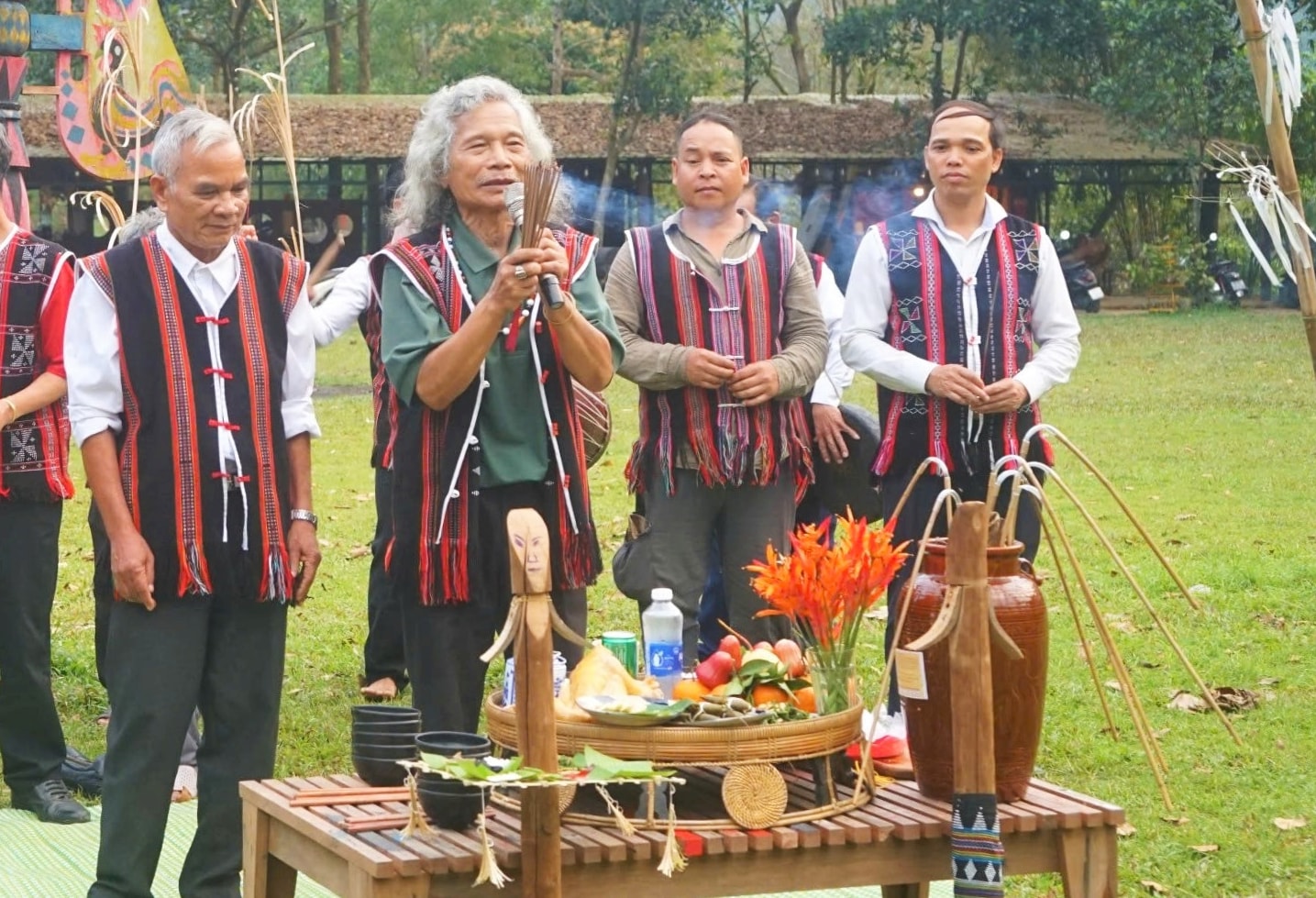 L'anziano Bríu Pố (al centro) e gli abitanti del villaggio rievocano il rituale del popolo Katu per ringraziare la foresta. Foto: Hà Nam.