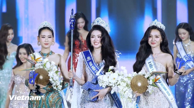 Vương miện đã chính thức thuộc về Phan Phương Oanh, đến từ Hà Nội trong đêm chung kết Miss World Vietnam 2025. (Ảnh: PV/Vietnam+)