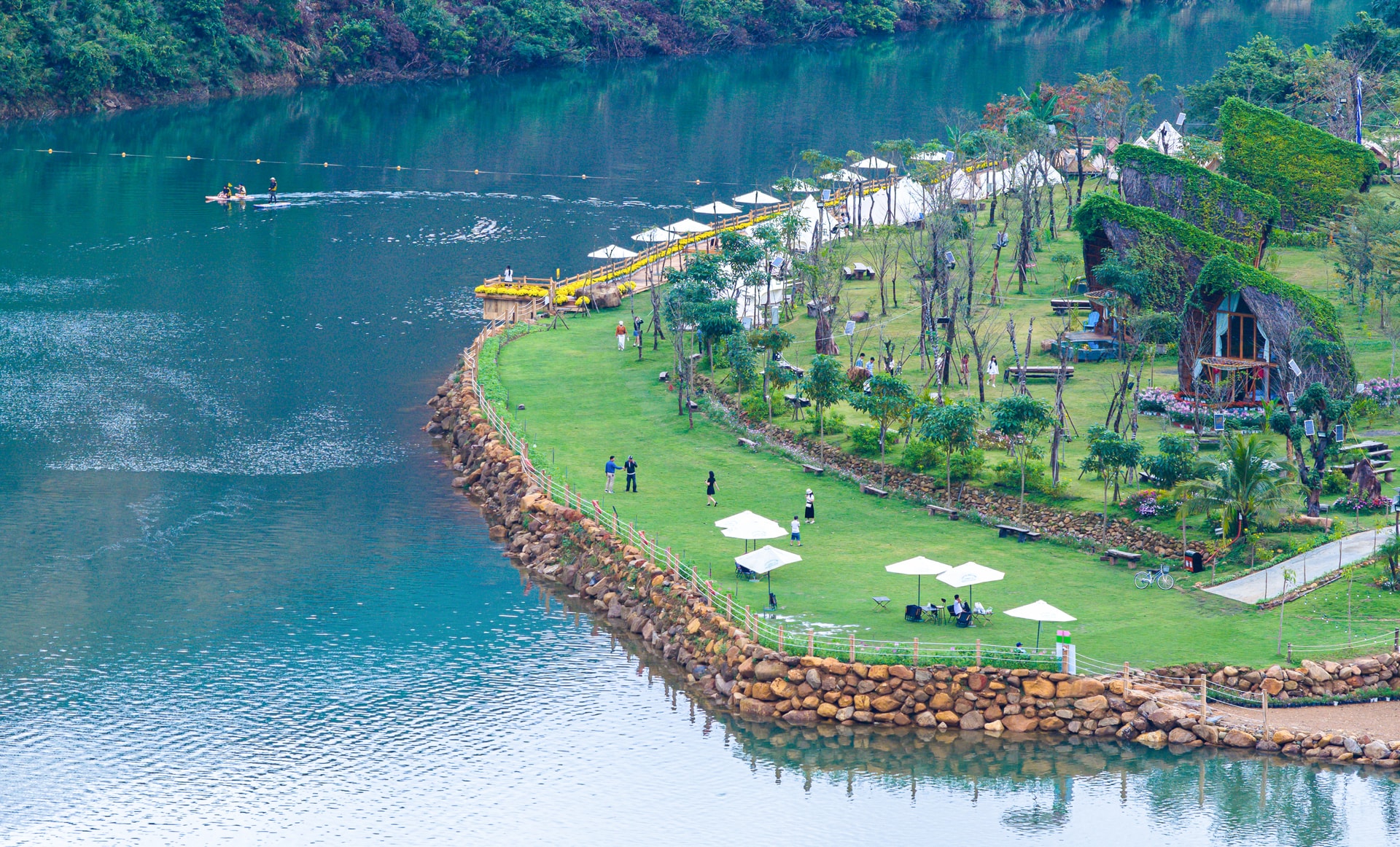 Kawasan di sepanjang Sungai Cu De sesuai untuk kawasan Hai Van membangunkan aktiviti pelancongan. Foto: Xuan Son
