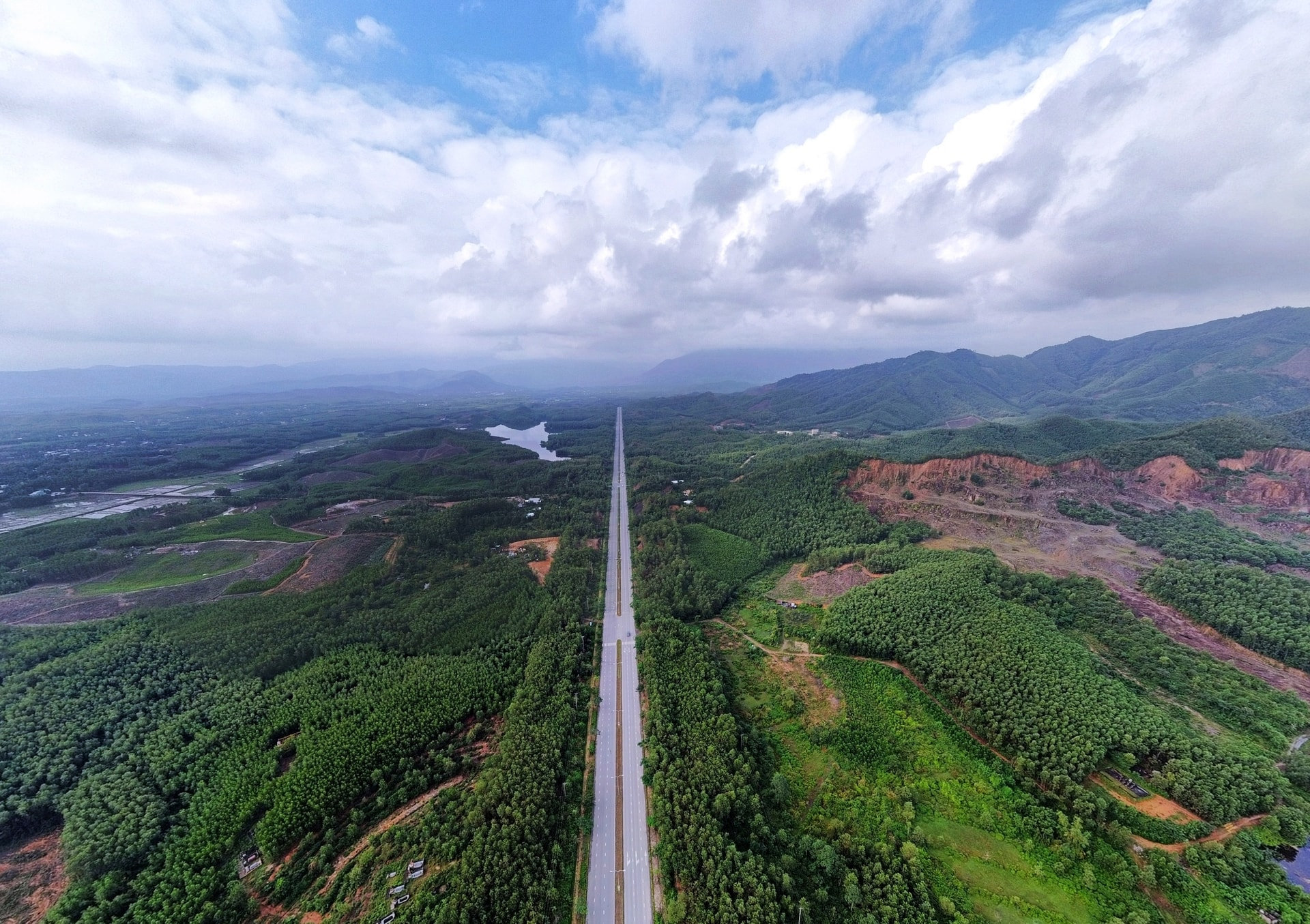 The area where the Southeast hillside urban development project is being implemented. Photo: XUAN SON