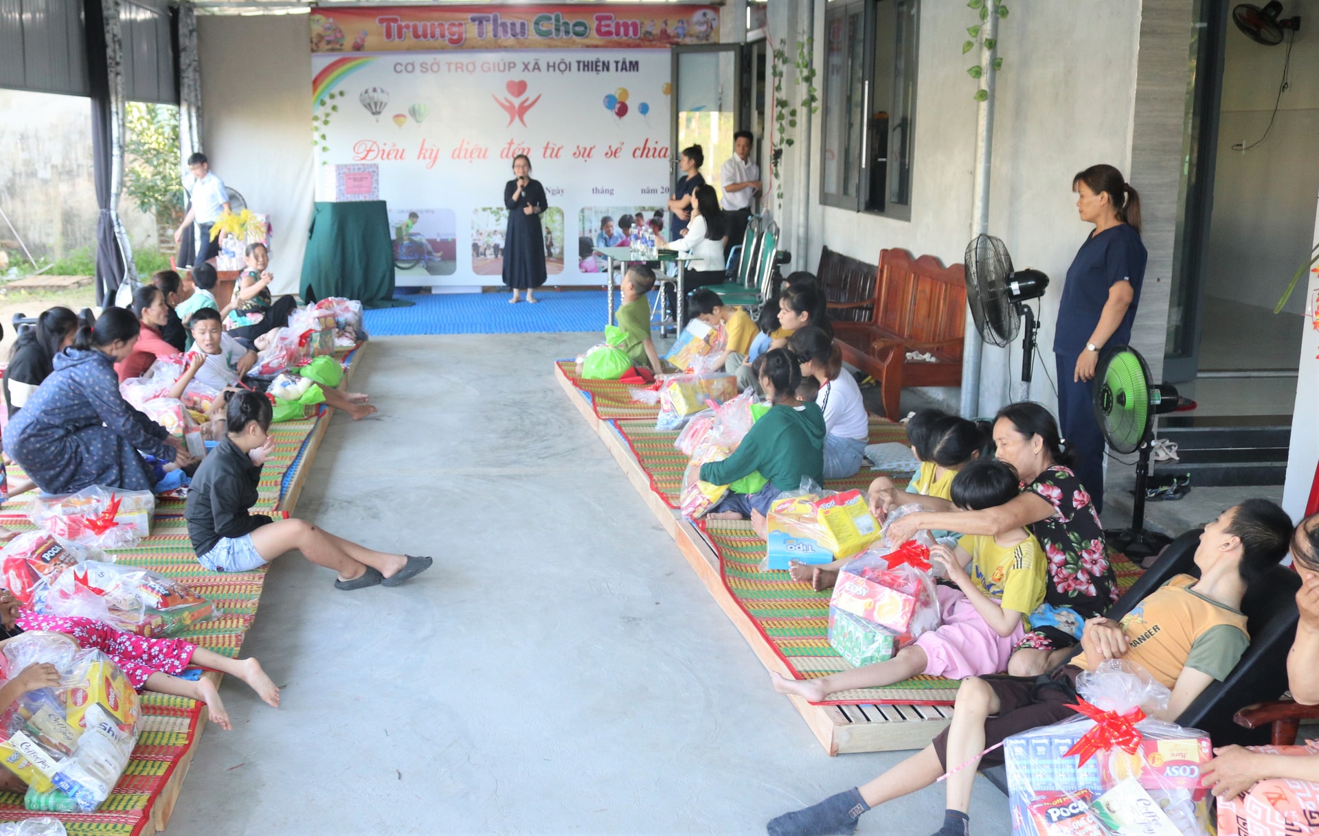 Những con người đã chọn ở lại vì không thể làm ngơ trước những phận đời bất hạnh. Ảnh: HOÀNG LIÊN
