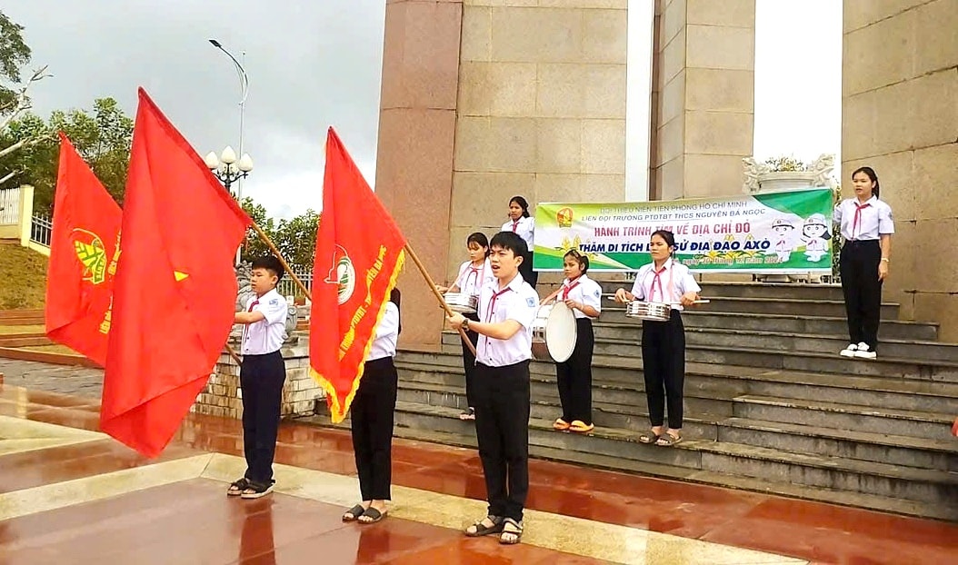 Trường Phổ thông PTDTBT THCS Nguyễn Bá Ngọc (xã Avương) tổ chức cho học sinh tham quan thực tế tại di tích lịch sử địa đạo Axoo