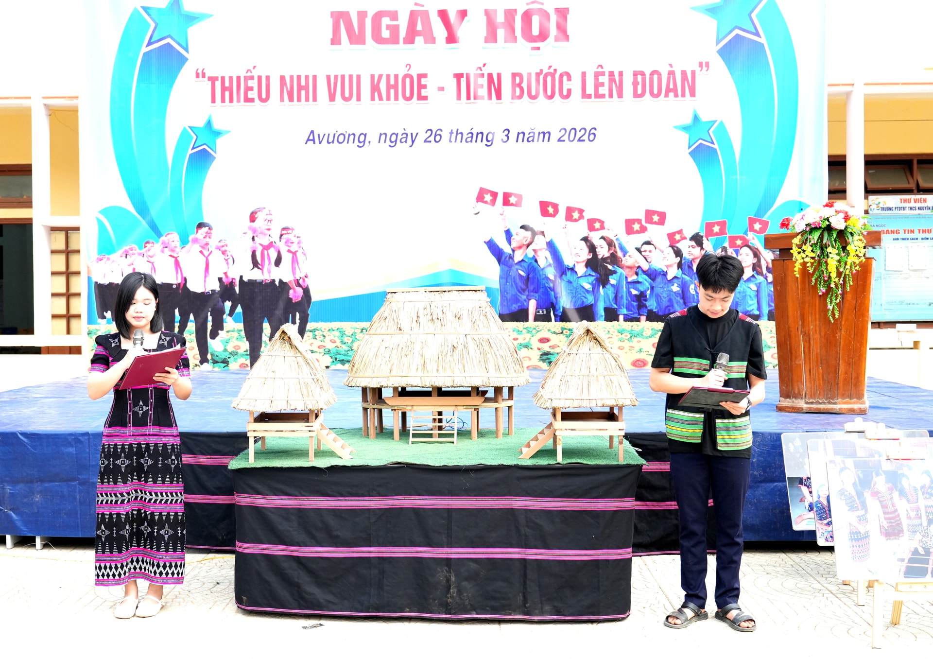 Trường Phổ thông PTDTBT THCS Nguyễn Bá Ngọc (xã Avương) tổ chức hoạt động ngoại khóa giới thiệu mô hình làng văn hóa truyền thống của người Cơ Tu