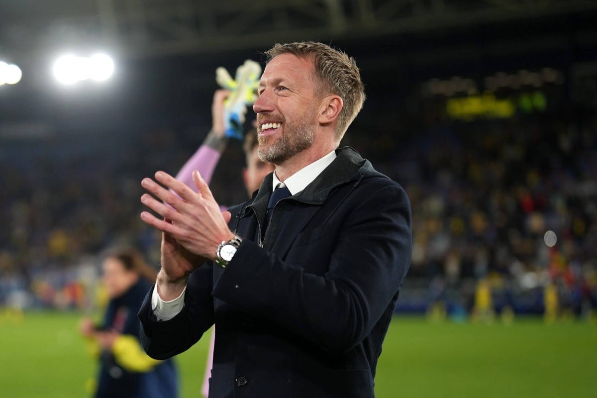 HLV Graham Potter chỉ đạo các học trò trong trận play-off quan trọng với Ba Lan.